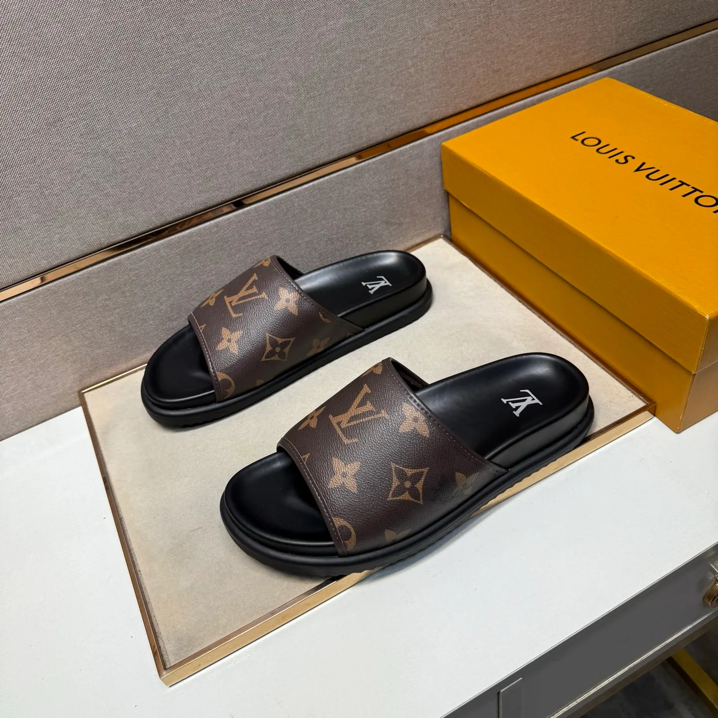 ⬛️Men's shoes 💰p320 [LV～] Men's casual slippers 2025z cabinet sales simultaneously 🔶Size: 38-44 #️⃣ 🔷3 colors🔜The upper is made of multi-material splicing ➕Genuine leather lining, comfortable and breathable, sole: original comfortable and wear-resistant outsole, ⚠️real thing📱photographed🎬real thing is better📢📢📢